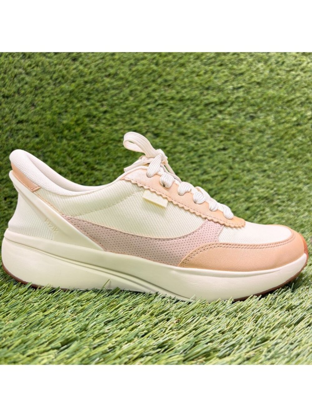 Kizik Paris Womens Size 7D Cream Tan Pink Athletic Hands Free Shoes Sneakers